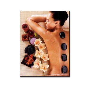 Tranh spa đẹp cô gái nằm chườm đá nóng trên lưng
