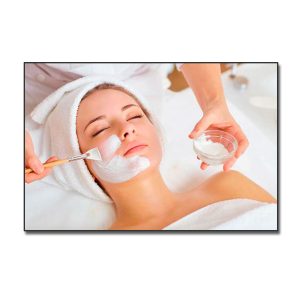 Mẫu tranh spa cô gái đẹp đắp kem dưỡng da mặt