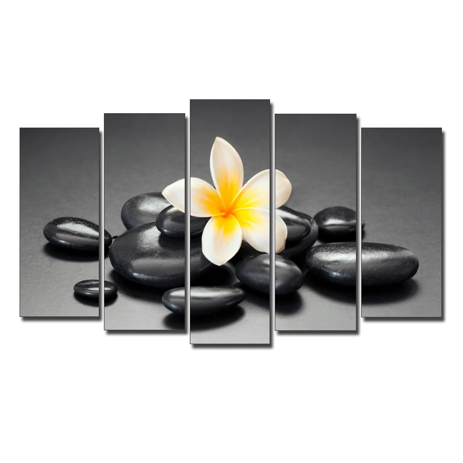 Tranh spa kiểu ghép 5 tấm đẹp bông hoa đại vàng trên đá cuội đen