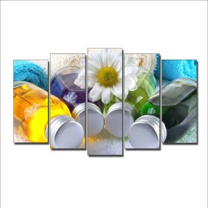 Tranh spa đẹp hình ảnh bông hoa cúc và các lọ hương liệu