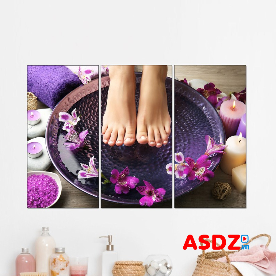 Mẫu tranh trang trí spa nail đẹp hình ảnh đôi bàn chân ngâm chậu thảo mộc