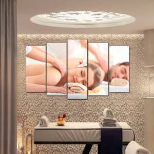 Mẫu tranh spa đẹp hình ảnh cô gái và nam giới nằm massage thư giãn