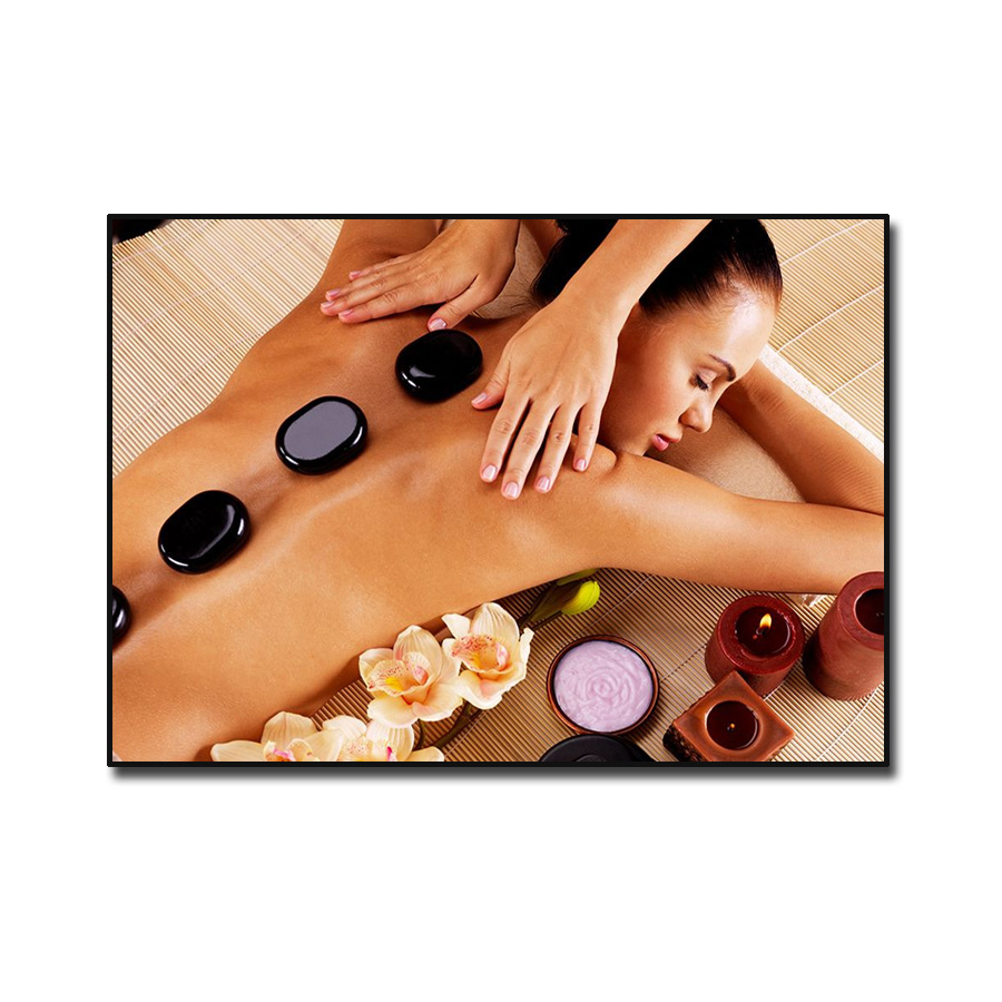 Tranh treo spa cô gái đẹp nằm massage chườm đá nóng trên lưng