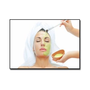 Tranh treo spa đẹp hình ảnh cô gái nằm đắp dưỡng da mặt