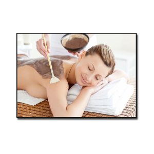 Tranh treo spa đẹp cô gái nằm đắp dưỡng da vùng lưng
