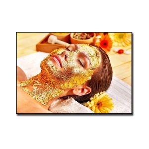 Tranh spa đẹp cô gái đắp mặt nạ vàng nano dưỡng da mặt