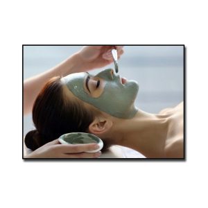 Tranh treo spa đẹp hình ảnh cô gái đắp mặt nạ dưỡng da