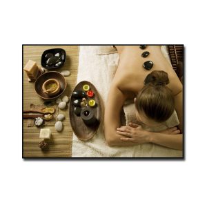 Tranh spa đẹp hình ảnh cô gái chườm đá nóng trên lưng bên cạnh các loại tinh dầu thảo mộc