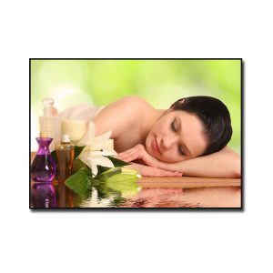 Tranh spa cô gái đẹp nằm thư giãn bên hoa ly trắng và các loại tinh dầu
