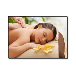 Tranh treo tường spa hình cô gái đẹp nằm massage lưng thư giãn