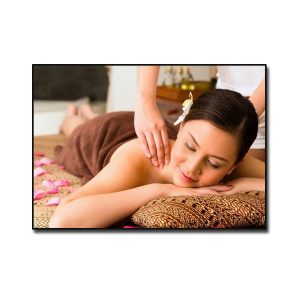 Tranh treo spa đẹp hình ảnh cô gái nằm thư giãn massage vai gáy