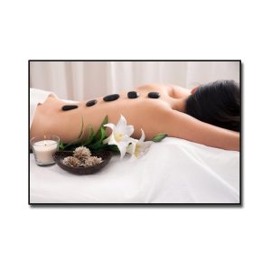 Mẫu tranh spa hình ảnh cô gái đẹp đang chườm đá nóng trên lưng
