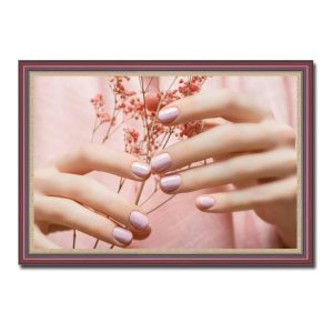 Bức tranh đẹp treo trang trí tiệm nail spa hình ảnh đôi bàn tay đẹp cầm hoa