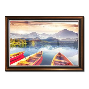 Bức tranh đẹp hình ảnh ba mũi thuyền hướng ra mặt hồ nước, xa xa là núi non mây trời