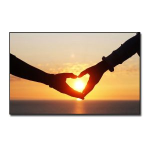 Tranh treo phòng ngủ đẹp hình ảnh đôi bàn tay tạo hình trái tim