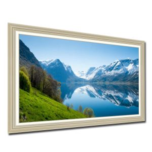 Bức tranh phong cảnh thiên nhiên với hồ nước và núi non hùng vĩ thơ mộng
