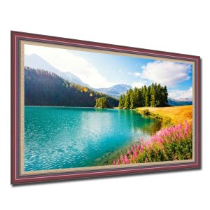Bức tranh phong cảnh thiên nhiên yên bình và thơ mộng với hồ nước trong xanh, hoa nở tươi tốt, núi non mây trời cao trong