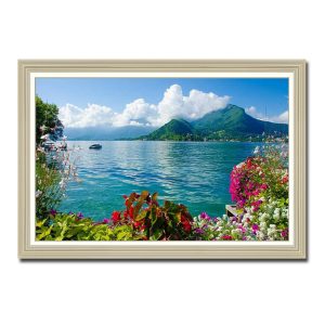 Bức tranh phong cảnh đẹp với hoa lá, hồ nước trong xanh, núi non và mây trắng