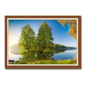 Bức tranh phong cảnh thiên nhiên đẹp ấn tượng với cây cối, hồ nước và mây trời trong xanh
