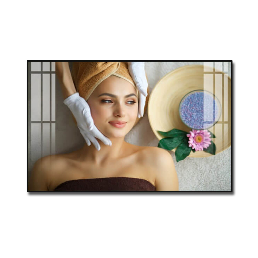 Tranh treo spa đẹp hình ảnh cô gái xinh với nụ cười tươi