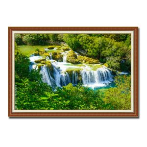 Một bức tranh đẹp về thác nước giữa thiên nhiên tươi xanh và bầu không khí trong lành