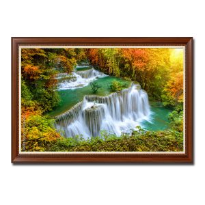 Bức tranh ấn tượng với hình ảnh thác nước ở giữa bao quanh là cây cối ngả sắc thu rực rỡ