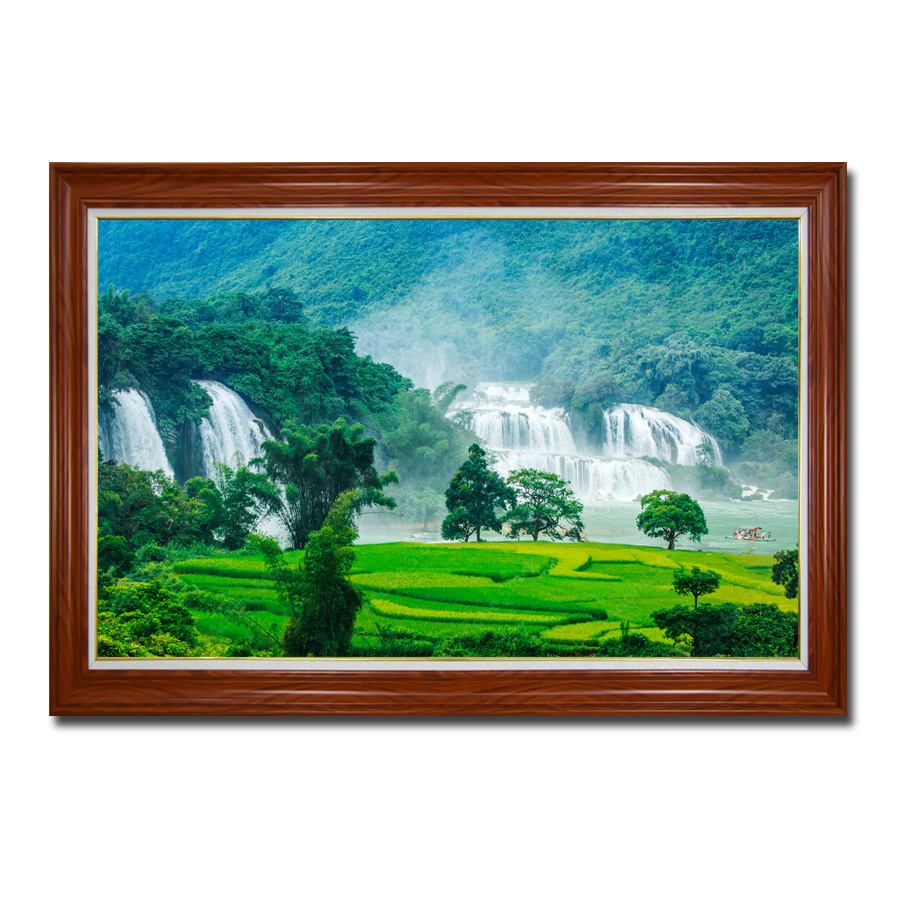 Một bức tranh đẹp bắt trọn hình ảnh đồng lúa xanh mướt và thác nước Bản Giốc