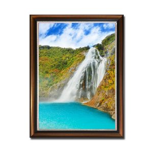 Bức tranh phong cảnh khổ đứng đẹp hình ảnh thác nước chảy xuống hồ nước trong xanh