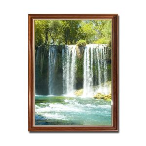 Bức tranh khổ đứng đẹp thác nước chảy từ trên rừng xuống hồ