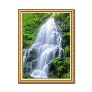 Tranh khổ đứng đẹp hình ảnh thác nước chảy trên vách đá hai bên là cây cối xanh tươi
