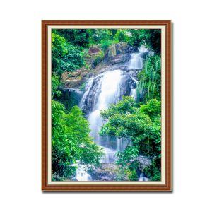 Bức tranh phong cảnh đẹp kiểu khổ đứng thác nước chảy với cây cối tươi tốt