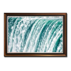 Toàn bộ khung hình bức tranh là cận cảnh dòng thác lớn với nước chảy tung bọt trắng đẹp mắt