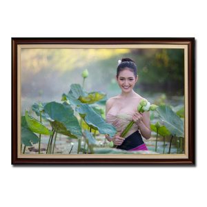 Bức tranh treo tường hình ảnh người đẹp và đầm hoa sen