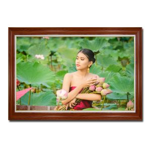 Tranh treo tường hình ảnh người đẹp ôm những bông hoa sen tạo dáng trong đầm sen