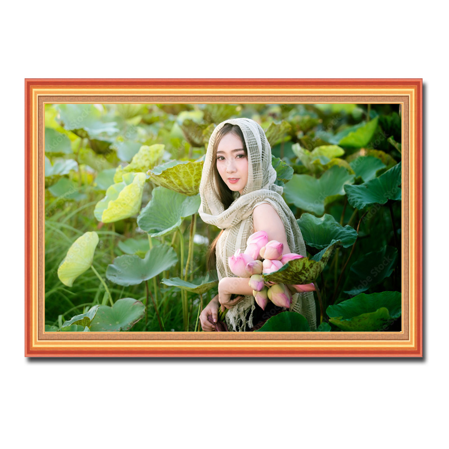 Tranh treo tường người đẹp tạo dáng bên đầm hoa sen
