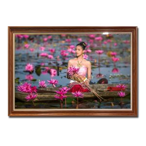 Bức tranh treo tường người đẹp tạo dáng trên thuyền giữa đầm hoa súng
