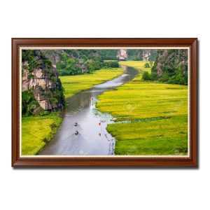 Bức tranh đẹp về phong cảnh Ninh Bình với dòng sông và đồng lúa ở Tam Cốc Bích Động
