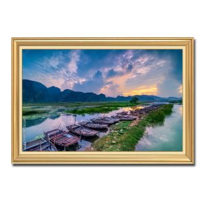 Bức tranh phong cảnh Ninh Bình đẹp với hình ảnh những chiếc thuyền leo đậu bên sông