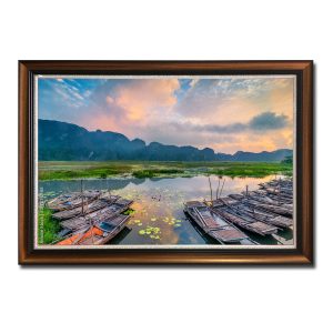 Tranh phong cảnh Ninh Bình đẹp với những chiếc thuyền leo đậu nghỉ ngơi bên bờ sông
