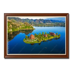 Vẻ đẹp của Chùa Vàng trên đảo giữa hồ trong bức tranh phong cảnh Ninh Bình của tác giả Nguyễn Đức Nguyên
