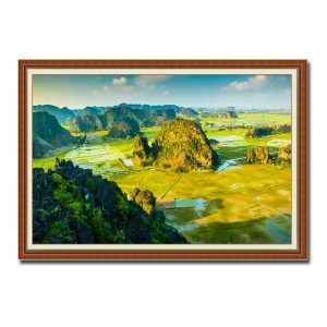 Bức tranh phong cảnh núi non và cánh đồng quê Ninh Bình đẹp dưới ánh nắng vàng ấm áp