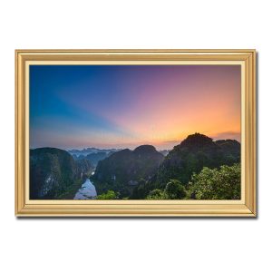 Bức tranh phong cảnh núi non Ninh Bình đẹp với bầu trời quầng sáng rực rỡ