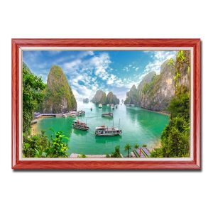 Bức tranh treo tường hình ảnh Vịnh Hạ Long đẹp bao quanh bởi những dãy núi và bãi biển