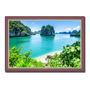 Tranh phong cảnh Vịnh Hạ Long đẹp với cây cối xanh tốt, bãi biển cát trắng và những hòn đảo nổi
