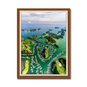 Bức tranh khổ đứng đẹp chụp Vịnh Hạ Long từ trên cao với những lồng bè nuôi thủy sản đẹp mắt