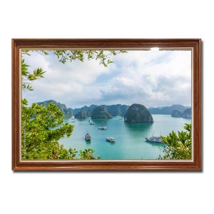 Bức tranh phong cảnh Vịnh Hạ Long đẹp với góc chụp qua những tán lá cây xanh