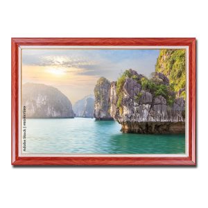 Bức tranh đẹp về Vịnh Hạ Long với những ngọn núi đá đẹp mắt cùng ánh mặt trời màu bạc