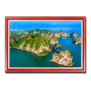 Bức tranh phong cảnh Vịnh Hạ Long đẹp với những hòn đảo nổi cùng nước biển hòa với bầu trời xanh biếc