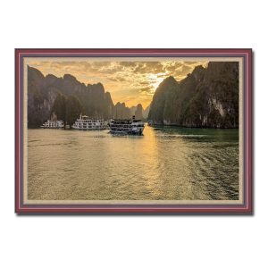 Một bức tranh đẹp về Vịnh Hạ Long với ánh nắng chiếu mặt nước biển thành một màu ánh bạc