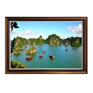 Bức tranh phong cảnh biển Vịnh Hạ Long đẹp với tàu thuyền qua lại